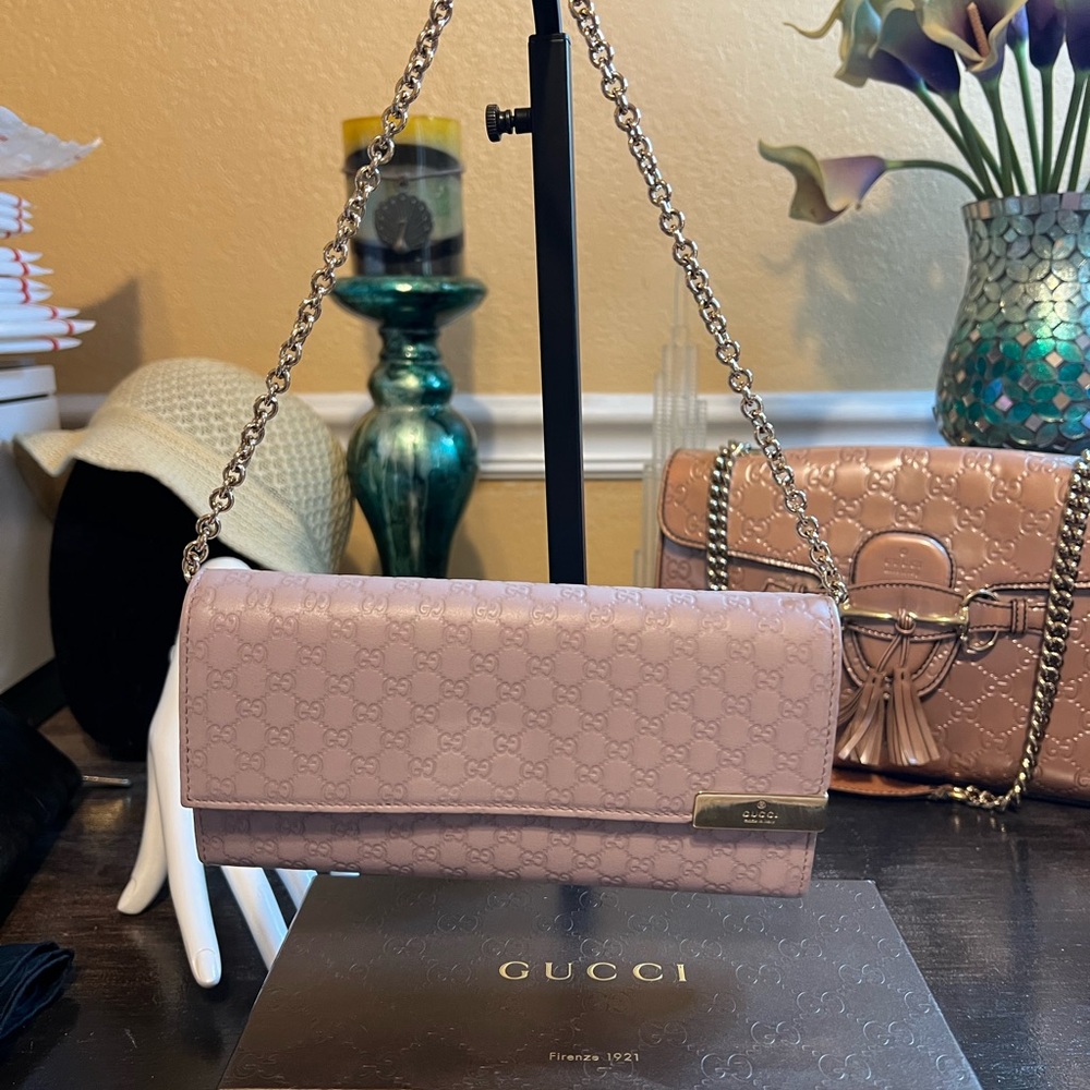 - Gucci Microguccissima  lilac  Chain Shoulder Bag
